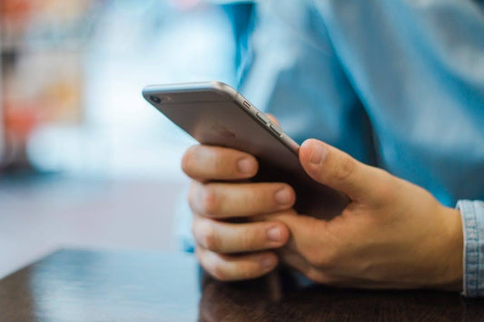 3 Ways a Smartphone Can Help With Teeth Whitening Procedures